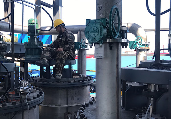 寧夏三效蒸發(fā)器處理飼料廢水項目工作人員工作實景 寧夏三效蒸發(fā)器處理飼料廢水項目工作人員工作實景